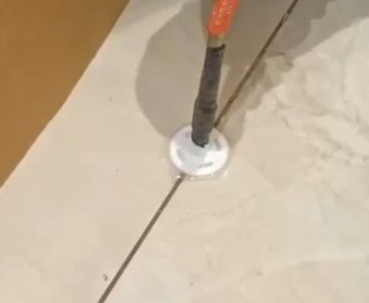 衡水市瓷砖空鼓维修公司专业解答瓷砖在铺贴过程中，如果没有涂抹均匀到位的粘结材料（如水泥砂浆或瓷砖胶），可能会导致以下问题
