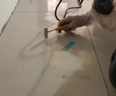 衡水市瓷砖开裂维修公司专业分享瓷砖在铺贴前如果没有沥干水分，将会导致以下问题