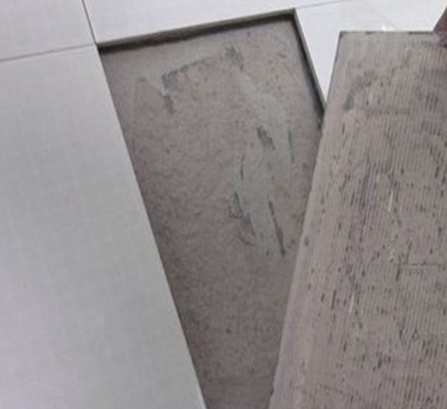 衡水市瓷砖空鼓维修公司分享瓷砖铺贴时如果打浆（即涂抹在瓷砖背面和基层上的砂浆或瓷砖胶）过少，会带来以下问题